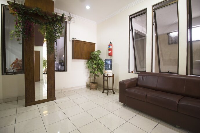 Imagen del bar/restaurante del Hotel Reddoorz Plus @ Wastu Kencana. Foto 17