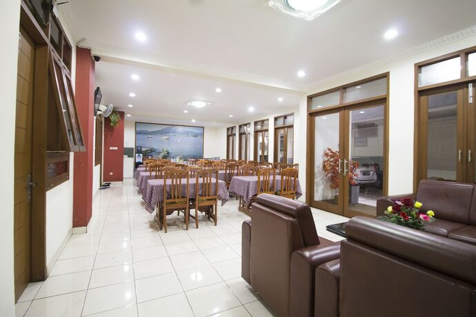 Imagen del bar/restaurante del Hotel Reddoorz Plus @ Wastu Kencana. Foto 18