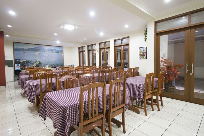 Imagen del bar/restaurante del Hotel Reddoorz Plus @ Wastu Kencana. Foto 21