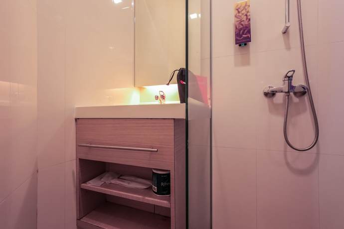 Imagen de la habitación del Hotel Reddoorz Premium @ Balestier. Foto 3