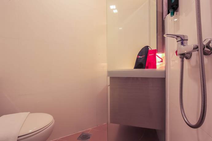 Imagen de la habitación del Hotel Reddoorz Premium @ Balestier. Foto 11