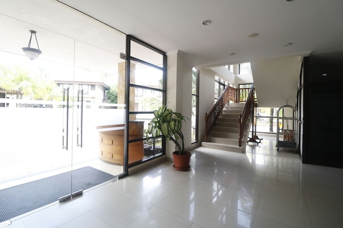 Imagen de los interiores del Hotel Reddoorz Premium @ Bukit Damai Indah. Foto 17