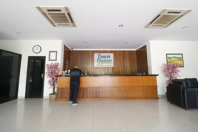 Imagen de los interiores del Hotel Reddoorz Premium @ Bukit Damai Indah. Foto 18