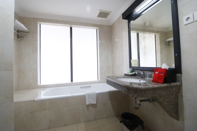 Imagen de la habitación del Hotel Reddoorz Premium @ Bukit Damai Indah. Foto 8