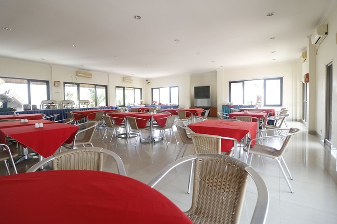 Imagen del bar/restaurante del Hotel Reddoorz Premium @ Bukit Damai Indah. Foto 2