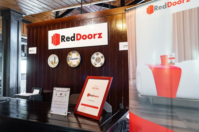 Imagen de los interiores del Hotel Reddoorz Premium @ Lido Sukabumi. Foto 38