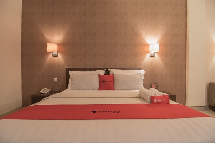 Imagen de la habitación del Hotel Reddoorz Premium Near Paris Van Java Mall. Foto 11