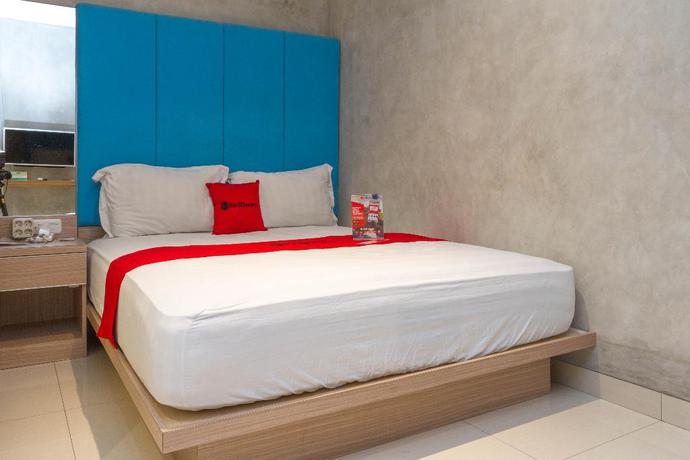 Imagen de la habitación del Hotel Reddoorz Premium @ The Batik Moh. Toha. Foto 12