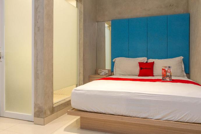 Imagen de la habitación del Hotel Reddoorz Premium @ The Batik Moh. Toha. Foto 14