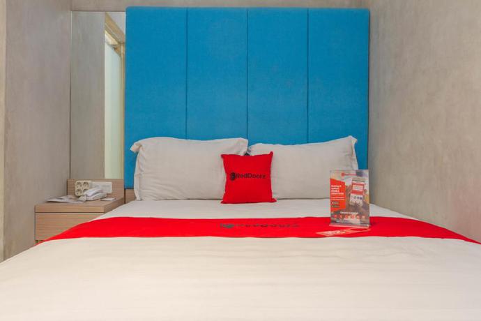 Imagen de la habitación del Hotel Reddoorz Premium @ The Batik Moh. Toha. Foto 16