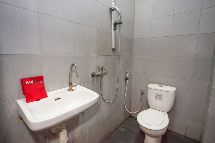 Imagen general del Hotel Reddoorz @ Raya Ngagel 2. Foto 7