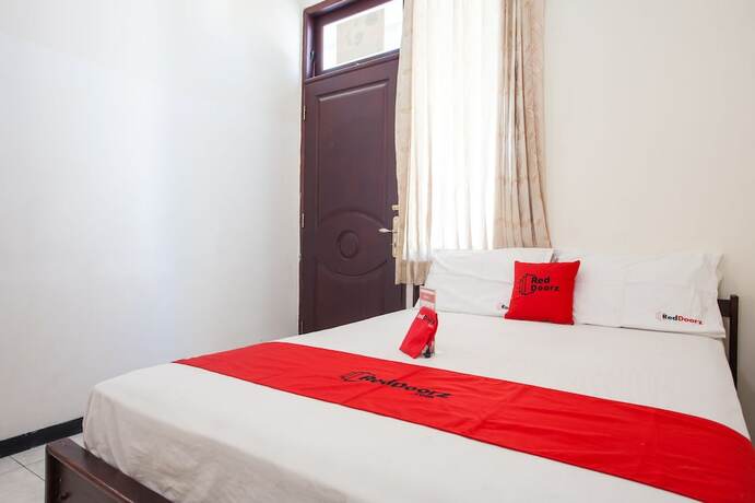 Imagen general del Hotel Reddoorz @ Raya Ngagel 2. Foto 11