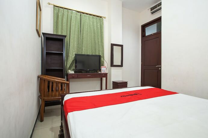 Imagen de la habitación del Hotel Reddoorz @ Raya Ngagel 2. Foto 15