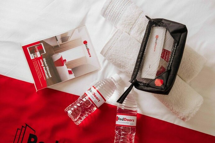 Imagen de la habitación del Hotel Reddoorz @ Raya Ngagel 2. Foto 16