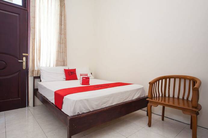 Imagen de la habitación del Hotel Reddoorz @ Raya Ngagel 2. Foto 17