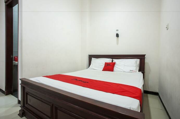 Imagen de la habitación del Hotel Reddoorz @ Raya Ngagel 2. Foto 18