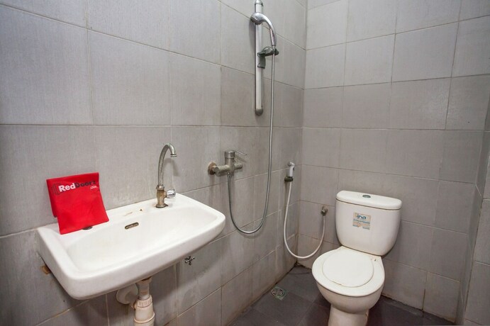 Imagen de la habitación del Hotel Reddoorz @ Raya Ngagel 2. Foto 20