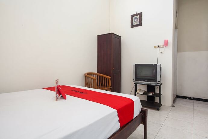 Imagen de la habitación del Hotel Reddoorz @ Raya Ngagel 2. Foto 22