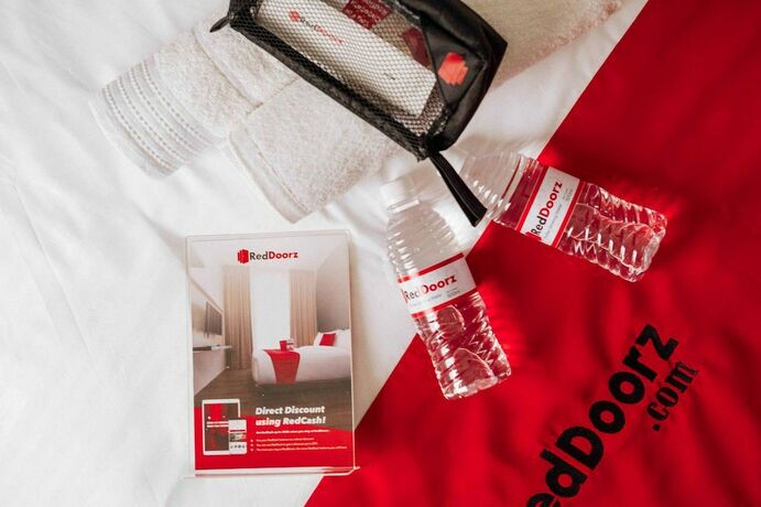 Imagen de la habitación del Hotel Reddoorz @ Raya Ngagel 2. Foto 23