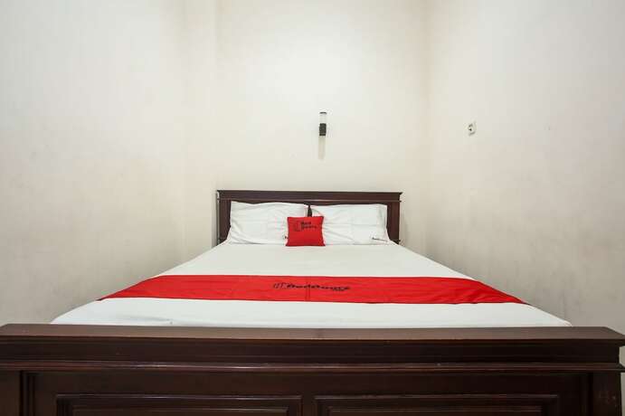 Imagen de la habitación del Hotel Reddoorz @ Raya Ngagel 2. Foto 24