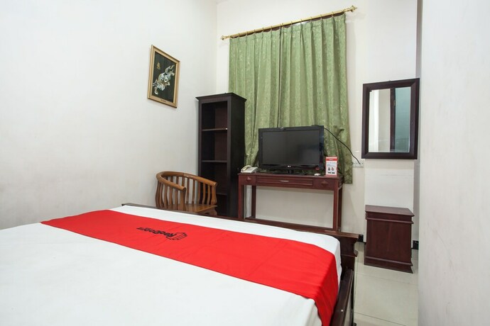 Imagen de la habitación del Hotel Reddoorz @ Raya Ngagel 2. Foto 25