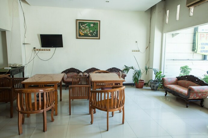 Imagen de los interiores del Hotel Reddoorz @ Raya Ngagel 2. Foto 26