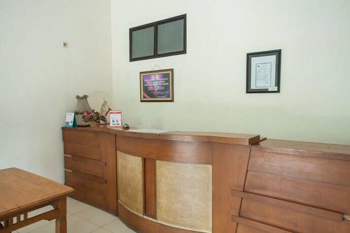 Imagen de los interiores del Hotel Reddoorz @ Raya Ngagel 2. Foto 27