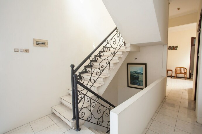 Imagen de los interiores del Hotel Reddoorz @ Raya Ngagel 2. Foto 28