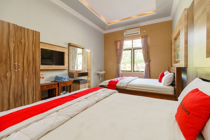 Imagen de la habitación del Hotel Reddoorz Resort Premium @ Sangkan Hurip Kuningan. Foto 5