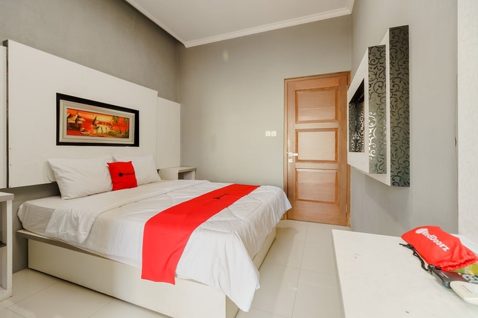 Imagen de la habitación del Hotel Reddoorz Resort Premium @ Sangkan Hurip Kuningan. Foto 7