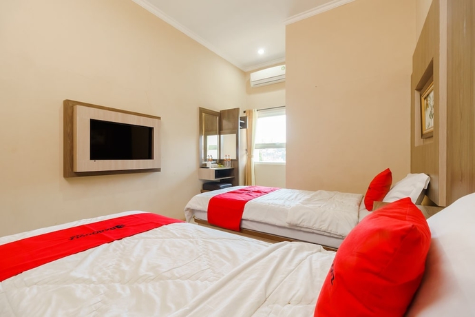 Imagen de la habitación del Hotel Reddoorz Resort Premium @ Sangkan Hurip Kuningan. Foto 10