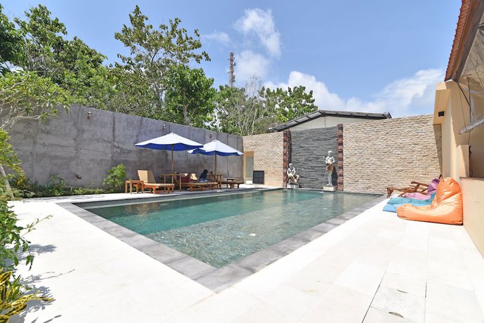 Imagen de la piscina del Hotel Reddoorz @ Uluwatu Bali. Foto 19