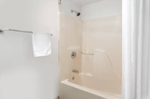 Imagen de la habitación del Hotel Redfinn Inn. Foto 3