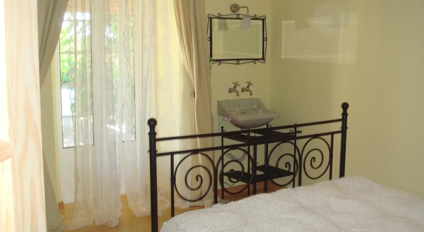 Imagen de la habitación del Hotel Redondo Chalets. Foto 3