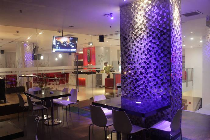 Imagen del bar/restaurante del Hotel Redstar. Foto 2