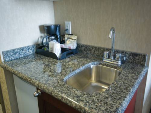 Imagen de la habitación del Hotel Redwood Inn and Suites - Grande Prairie. Foto 3