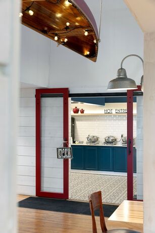 Imagen del bar/restaurante del Hotel Redwood Lodge. Foto 15