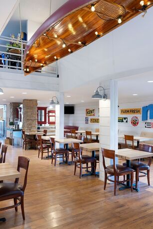 Imagen del bar/restaurante del Hotel Redwood Lodge. Foto 16