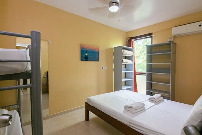 Imagen de la habitación del Hotel Reef Beach Resort. Foto 33