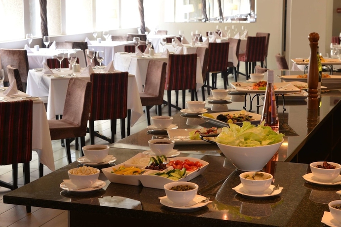 Imagen del bar/restaurante del Hotel Reef. Foto 2