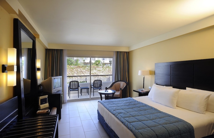 Imagen de la habitación del Hotel Reef Oasis Blue Bay Resort. Foto 7