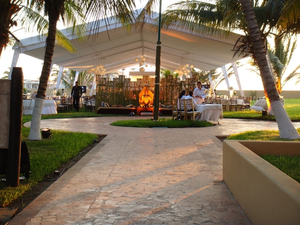 Imagen de los exteriores del Hotel Reef Yucatan and Convention Center. Foto 8