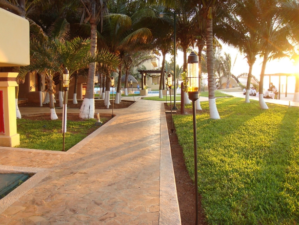 Imagen de los exteriores del Hotel Reef Yucatan and Convention Center. Foto 9