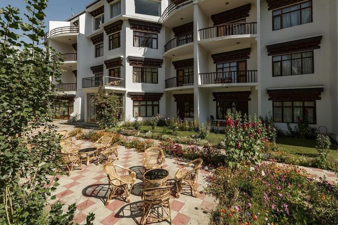 Imagen de los exteriores del Hotel Reenam. Foto 13