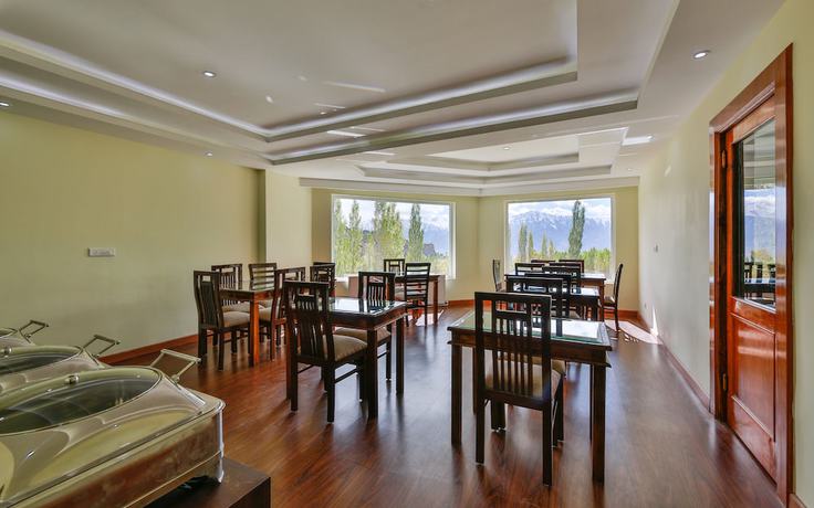 Imagen del bar/restaurante del Hotel Reenam. Foto 4