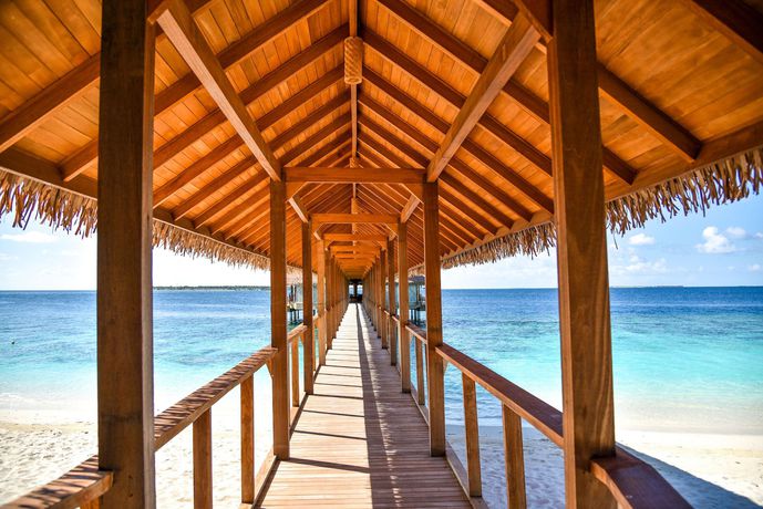 Imagen del bar/restaurante del Hotel Reethi Faru Resort. Foto 8