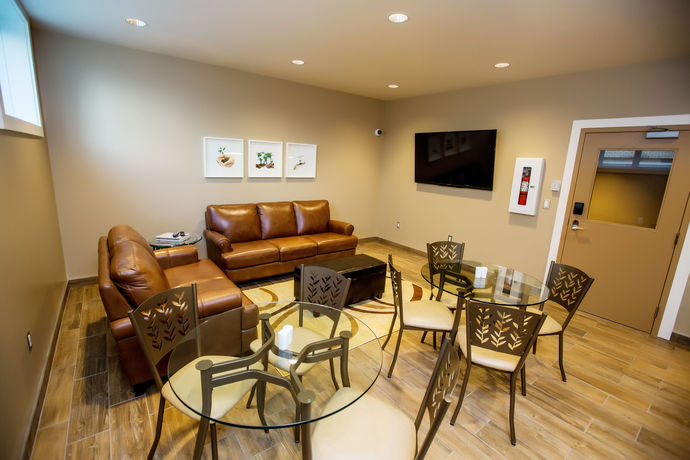 Imagen del bar/restaurante del Hotel Refresh Inn and Suites. Foto 2
