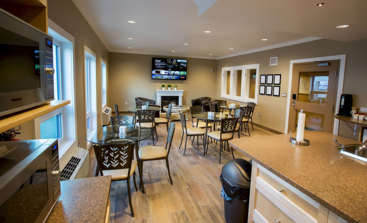 Imagen de los interiores del Hotel Refresh Inn and Suites. Foto 16