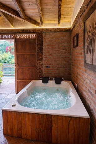 Imagen de la habitación del Hotel Refugio Natural - Guarne - Caba&ntilde;as Ecol&oacute;gicas con Jacuzzi e hidromasaje. Foto 2