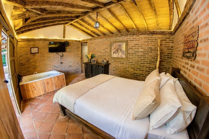 Imagen de la habitación del Hotel Refugio Natural - Guarne - Caba&ntilde;as Ecol&oacute;gicas con Jacuzzi e hidromasaje. Foto 3